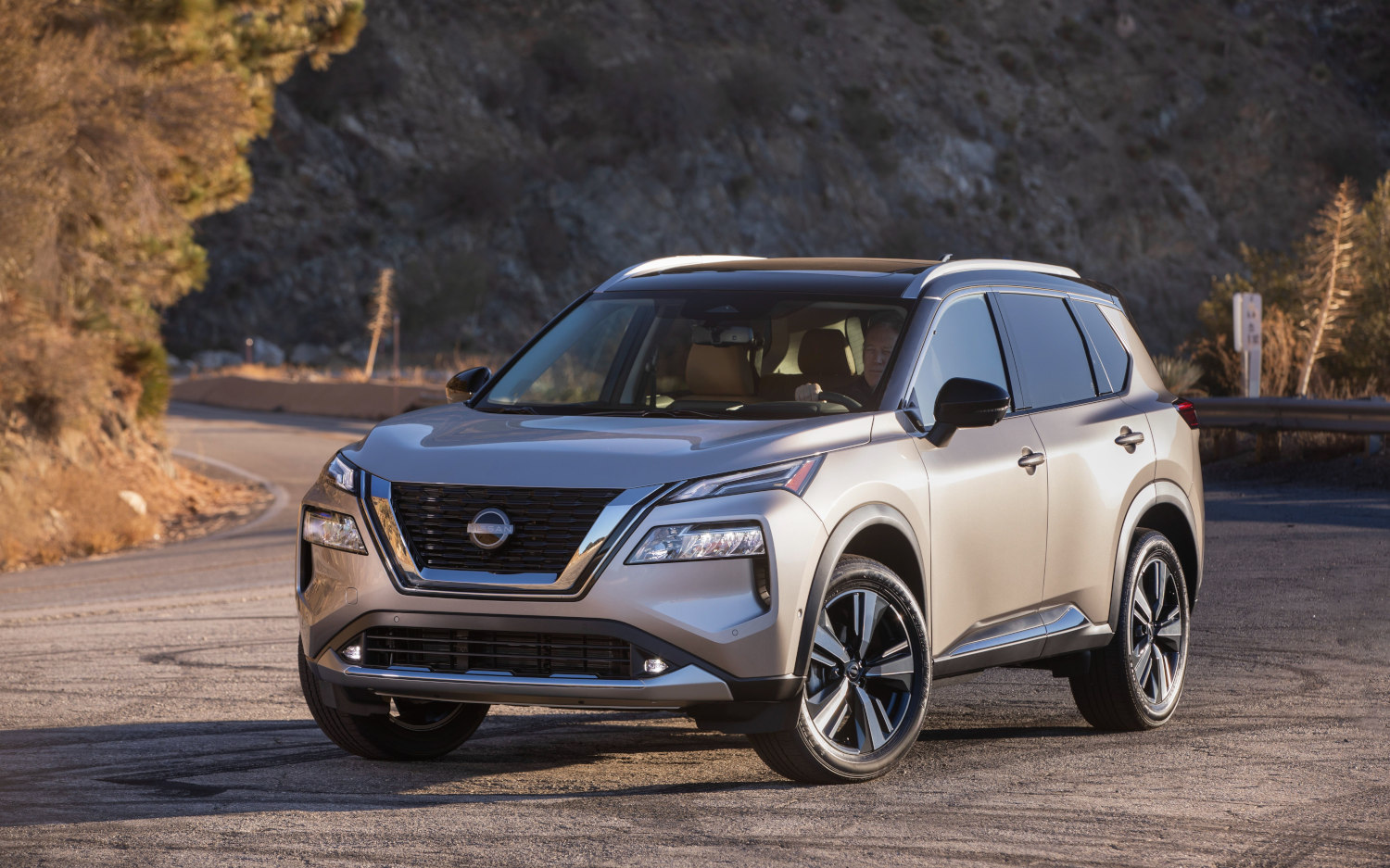 Comparison Toyota RAV4 SE Hybrid 2022 vs Nissan Rogue Platinum
